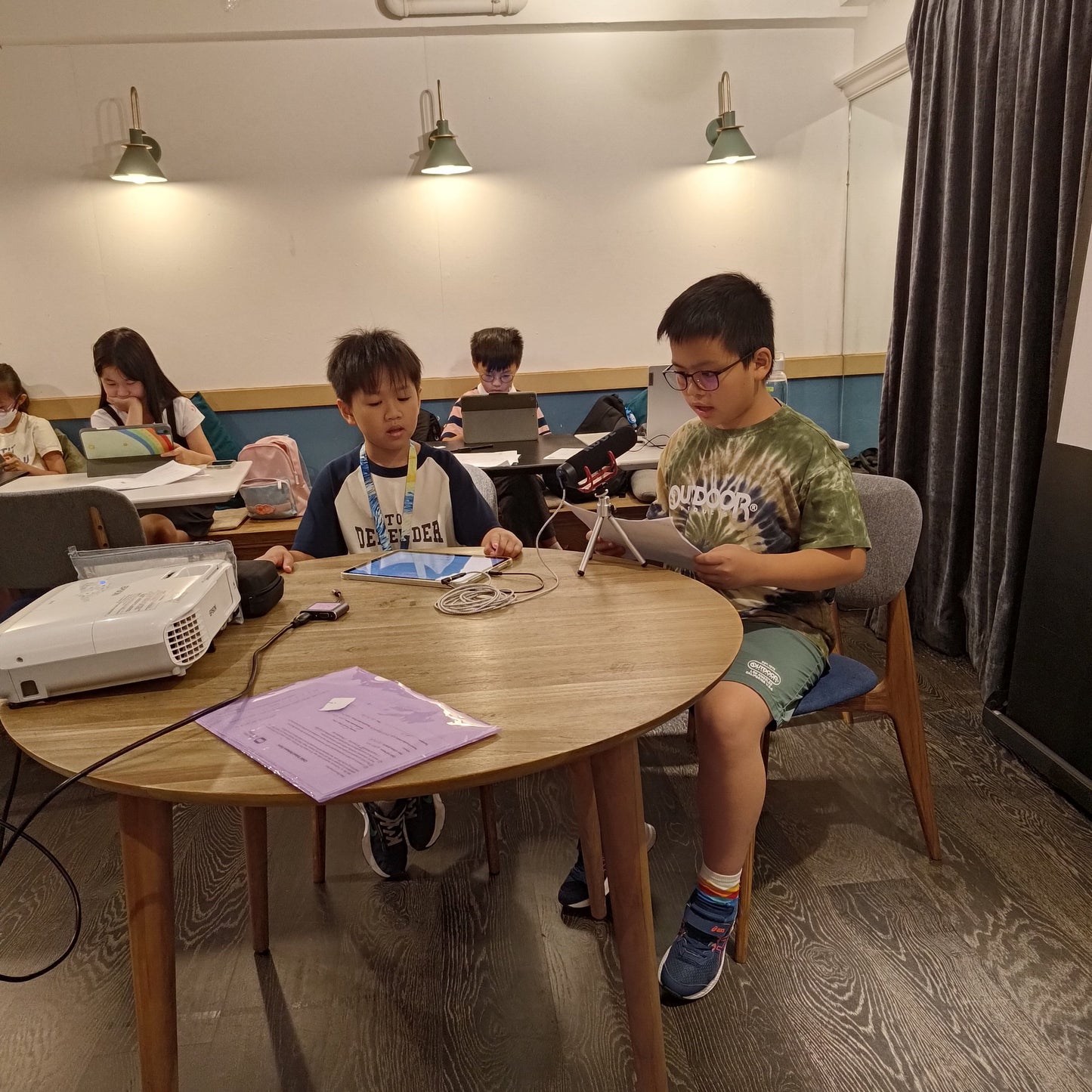 Creative Video-making: Make a Festive Movie Trailer | 創意影片製作：冬日電影預告片 (Aged 8-12)